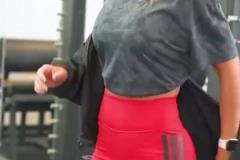 安東內(nèi)拉社媒曬廣告視頻，37歲了身材曲線依舊完美