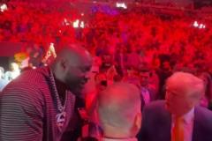 美國總統(tǒng)特朗普現(xiàn)場觀戰(zhàn)UFC，奧尼爾上前與其打招呼！