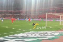 泰山隊(duì)主場(chǎng)對(duì)陣深圳30分鐘進(jìn)4個(gè)球，克雷桑低射破門后花式慶祝