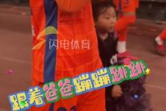 太暖了！李源一帶女兒謝場(chǎng)，劉洋、王大雷一起有愛互動(dòng)