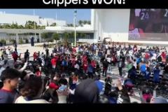 都很興奮啊！快船球迷在球館外面看著大屏幕慶祝球隊(duì)拿下勇士