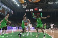 裁判沒給犯規(guī)！艾孜買提肘到奧利弗肚子上籃打進(jìn) 后者疼痛難忍