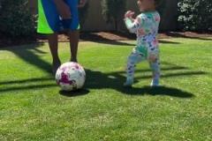 足球要從娃娃抓起！SGA帶娃踢足球，小孩摔倒時鼓掌“嘲笑”！