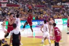 扣籃王腳踩登云梯！迪亞洛強勢突入單手炸裂隔扣2米26徐昕