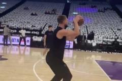 生涯對陣濃眉10勝4負！小薩賽前熱身訓練，備戰(zhàn)獨行俠