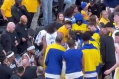 你不許插嘴！庫里暫停時(shí)拿著戰(zhàn)術(shù)板指揮，追夢在旁邊兩次試圖打斷