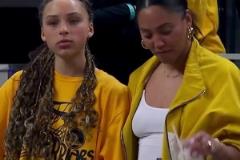 當(dāng)年還是庫(kù)里懷里的小萊利，現(xiàn)在已經(jīng)變成大姑娘了啊