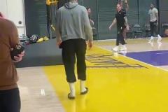 他本可以不用這么努力？東契奇還穿著拖鞋 布朗尼已經(jīng)在訓(xùn)練了！