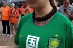 啊這...女球迷穿：國安是xx球衣，在魯能球迷群中亮相