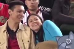 當(dāng)面綠？kisscam男朋友不愿意親嘴，被身后男子撿到機(jī)會(huì)