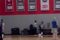 這可真是活久見了！你敢信，庫里竟然連續(xù)四次空位三分不中