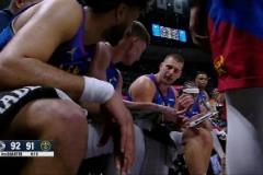 約馬龍暫停期間約老師又拿起了戰(zhàn)術板，親自給隊友們畫戰(zhàn)術！