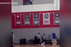 活久見！庫里在訓(xùn)練中空位三分球4投0中，反倒是追夢(mèng)手感火熱！