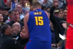 搶紅眼了這是約基奇追到場邊，從范甘迪手里大力搶球