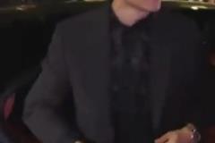 真帥?。〉习屠┪鞣髂R亮相時(shí)裝周，引得女粉瘋狂尖叫