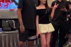 女球迷找羅斯合影，這姿色，羅斯也忍不住多聊兩句