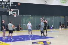 克內(nèi)克特重回輪換？湖人隊(duì)內(nèi)訓(xùn)練：東契奇打賭失敗被罰做俯臥撐！