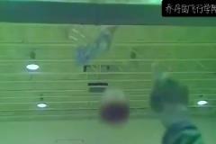 裝杯成功，進球有效。 喬丹 閉眼罰球穩(wěn)穩(wěn)命中，這是肌肉記憶吧