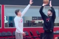 申京今日狂練罰球線跳投下一場要用這個懲罰追夢嗎？