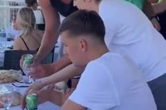 這下老鄉(xiāng)之間要分出勝負(fù)了！名場(chǎng)面：約基奇博格丹一起喝酒！