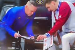 巨星之間惺惺相惜！喬丹看小卡的眼神里全是欣賞??！