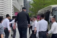 2米26什么概念？在姚明面前，中巴車簡(jiǎn)直成了小面包