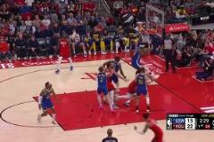 關(guān)鍵轉(zhuǎn)折點(diǎn)？火勇籃下激烈對(duì)抗，巴特勒空中遭背后沖撞重重倒地，受傷返回更衣室！