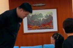 小朋友：我是叫你先生還是老師？姚明幽默回應(yīng)：下次叫我小姚就行