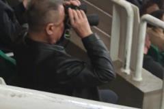 巴特勒受傷后扶腰下場(chǎng)，與板凳席上的庫里擊掌后離場(chǎng)返回更衣室