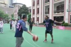 徐靜雨立棍單打羅斯，翻身跳投差點進了，這技術是什么水平？