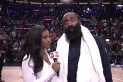 這女記者長(zhǎng)得很有姿色！哈登賽后接受采訪，小眼神有點(diǎn)好玩！