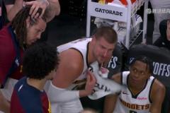 心態(tài)崩了！約老師暫停與主帥激烈爭(zhēng)吵！氣到直接癱坐在板凳上