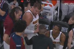 打紅溫了！約基奇暫停期間與主教練阿德爾曼進(jìn)行激烈爭(zhēng)論