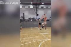 這身材是真沒話說??！近距離看阿隆戈登的訓(xùn)練，體壯如牛??！