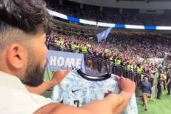 男子拿C羅球衣挑釁梅西！梅西回應(yīng)：去阿拉伯看他，去那里看他