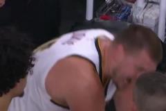 心態(tài)崩盤？約基奇情緒激動(dòng)與主教練阿德爾曼交談，阿德爾曼只能不住點(diǎn)頭