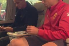 父子情深！青島紅獅與遼寧鐵人賽后，里瓦爾多與愛子團(tuán)聚