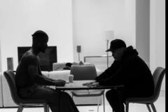 巴特勒更新個人社媒！曬出坐著打牌的照片！