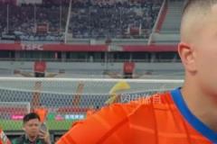 面對(duì)球迷不離不棄，克雷桑、瓦科、王大雷等泰山隊(duì)員眼眶濕潤