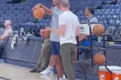 說了什么？普雷斯蒂視察雷霆隊內訓練，與SGA交談許久！