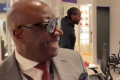 小卡對(duì)穿著西裝參加G3的祖巴茨表示喜愛，鏡頭掃到就默默離開