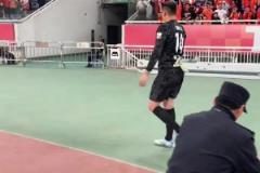 泰山-1申花，王大雷賽后謝場(chǎng)，女球迷高喊：我們永遠(yuǎn)支持你們