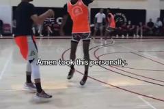 時過境遷！庫里三年前曾在訓(xùn)練營三分顏射阿門，隨后指導(dǎo)其防守！