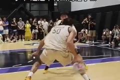 戈登今日補(bǔ)扣絕殺快船，但他的運(yùn)球也是相當(dāng)炸裂