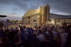 壯觀！雷霆球迷機場接機，高舉掃帚慶祝首輪橫掃！