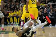 不要啊利拉德無對抗受傷??手捂跟腱表情痛苦，本場不會回歸