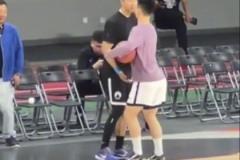 挺禮貌的！遼寧拉拉隊(duì)排隊(duì)上場(chǎng)，小外站定等待