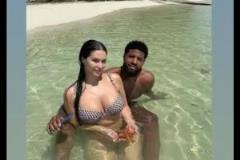 還是度假生活好啊76人球星喬治曬與嬌妻海邊甜蜜度假照