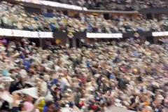 確實魔鬼主場！毛巾從場邊揮到了山頂