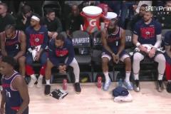 投降了！最后2分鐘，快船撤下全部主力，哈登和小卡等人在板凳席眼神呆滯